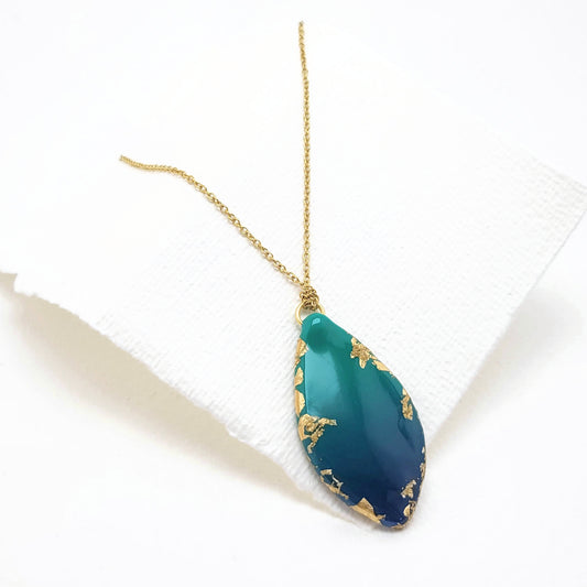 Goldene Kette mit Anhänger in Lagunefarben mit echtem Blattgold