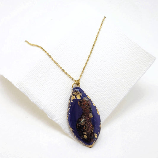 Anhänger mit echter Rostpatina und 23,6 Karat Blattgold an goldener Kette