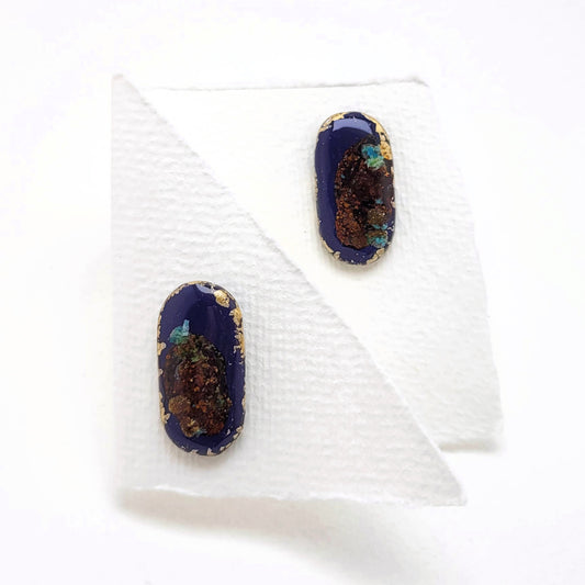 Squoval, Ohrstecker Marineblau mit 23,6 Karat Blattgold und echter Rostpatina