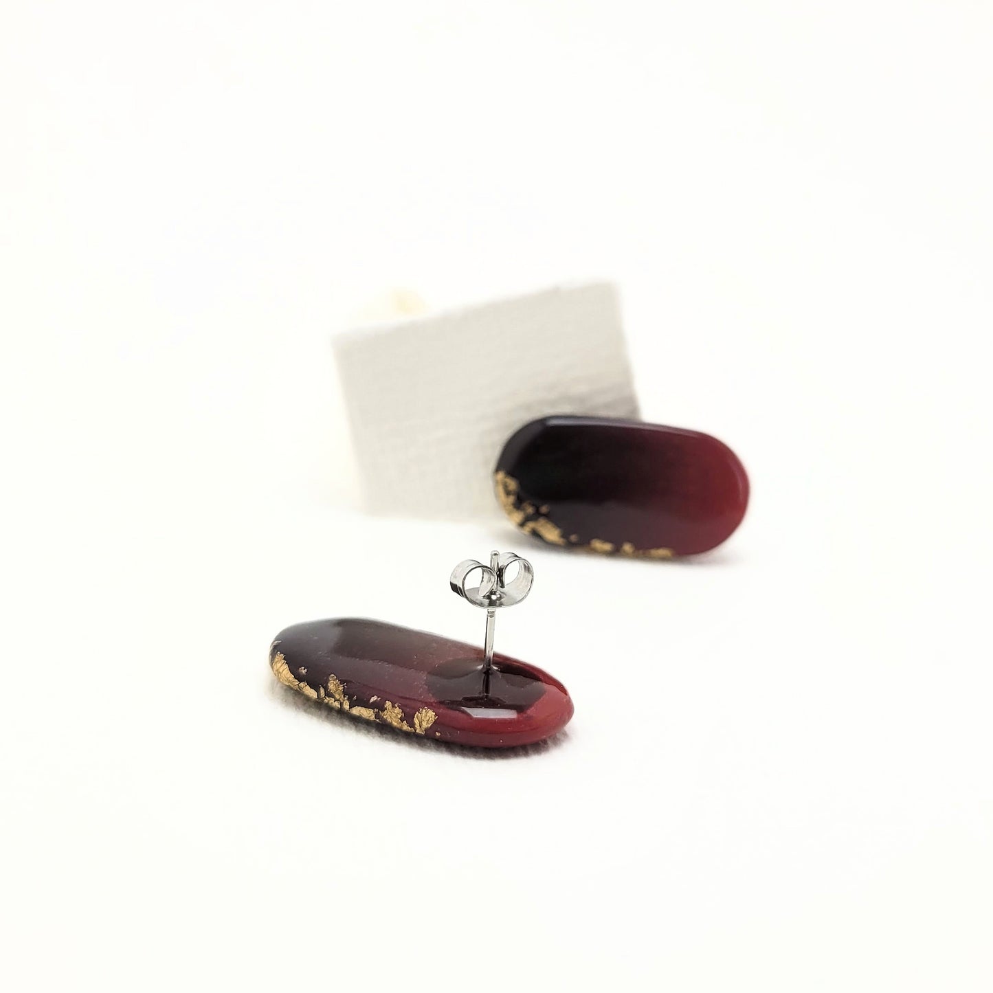 Squoval, Ohrstecker Schwarz bis Rot mit 23,6 Karat Blattgold