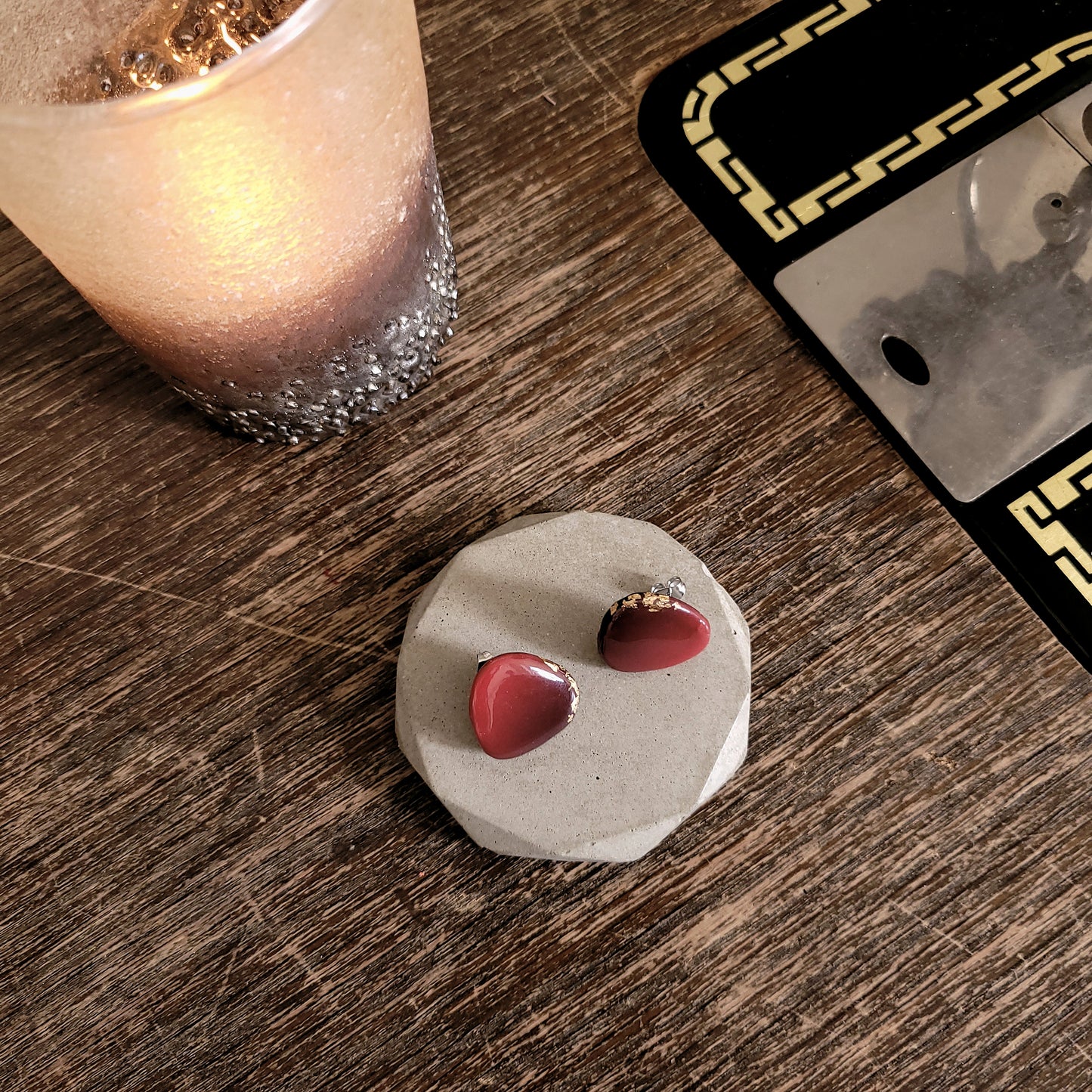 Dreieck M, Rote Ohrstecker mit 23,6 Karat Blattgold