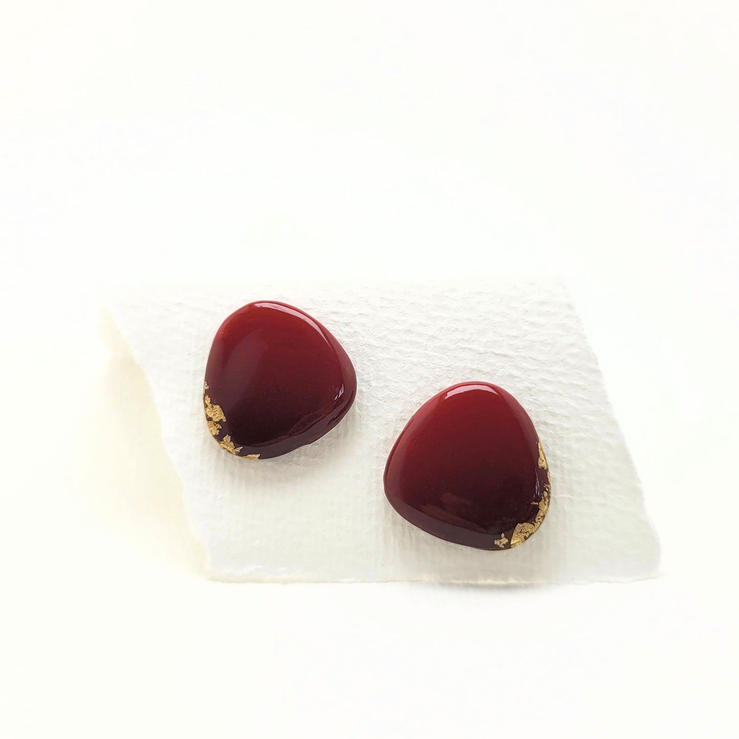 Dreieck M, Rote Ohrstecker mit 23,6 Karat Blattgold