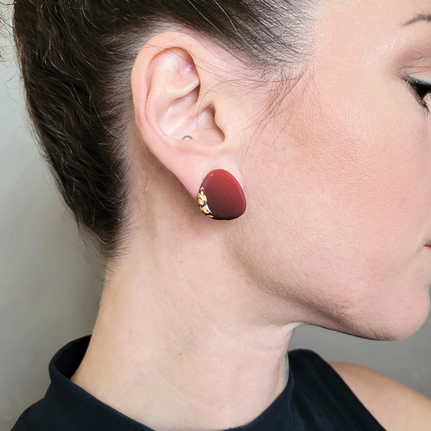 Dreieck M, Ohrstecker mit Farbverlauf Lagunefarben und 23 Karat Blattgold