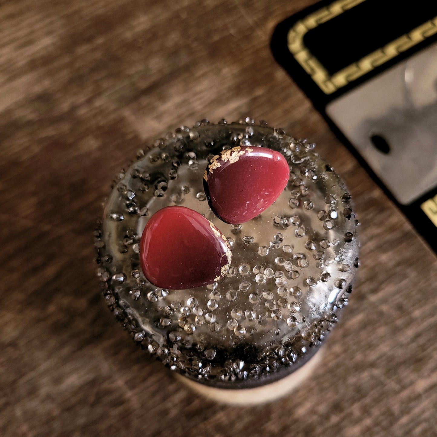 Dreieck M, Rote Ohrstecker mit 23,6 Karat Blattgold