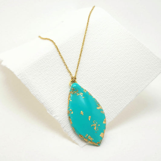 Türkiser Anhänger an goldener Halskette