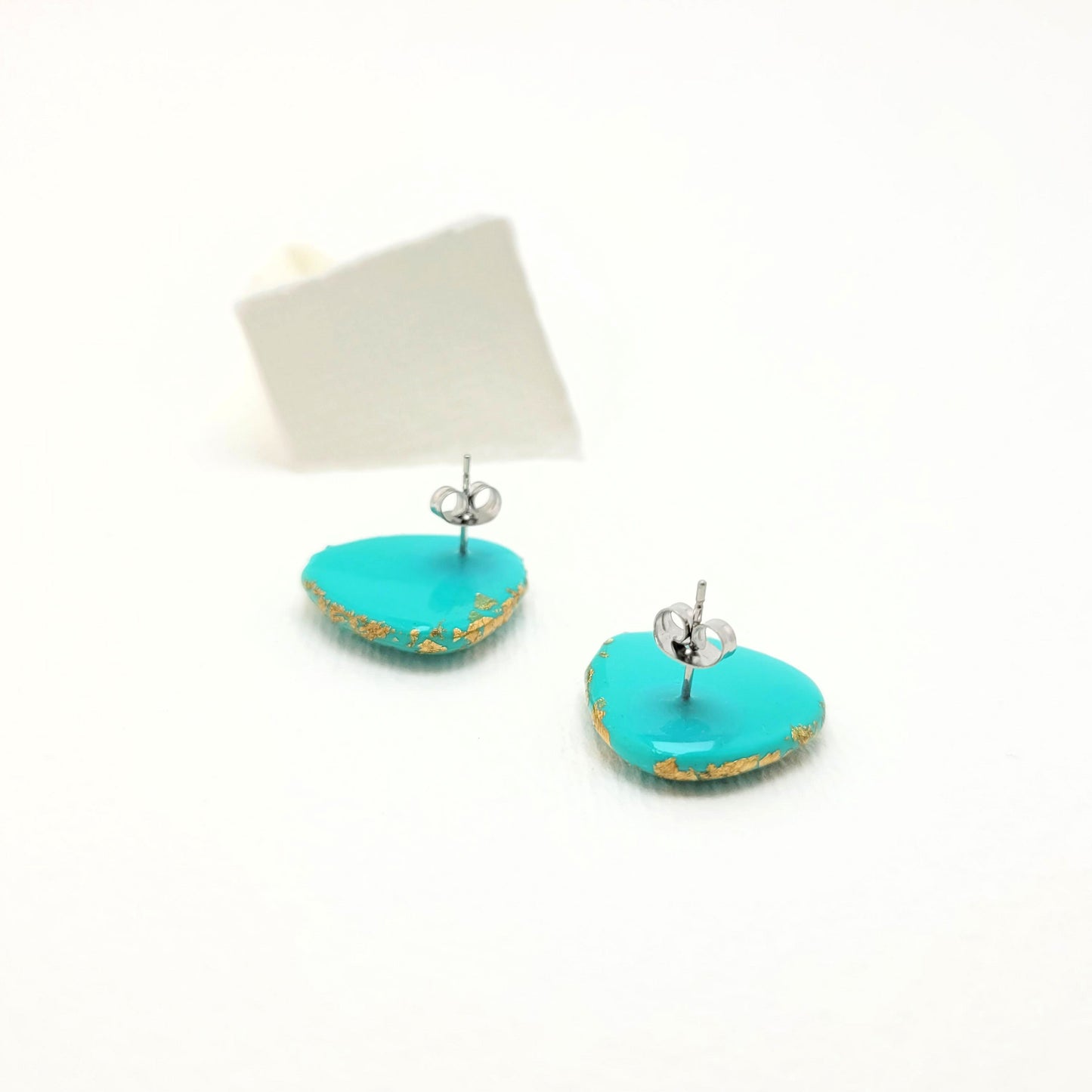 Dreieck M, Ohrstecker in türkis mit 23,6 Karat Blattgold