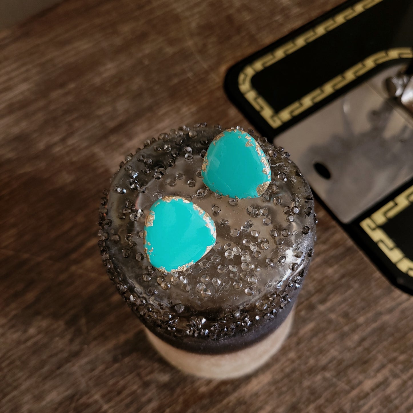 Dreieck M, Ohrstecker in türkis mit 23,6 Karat Blattgold