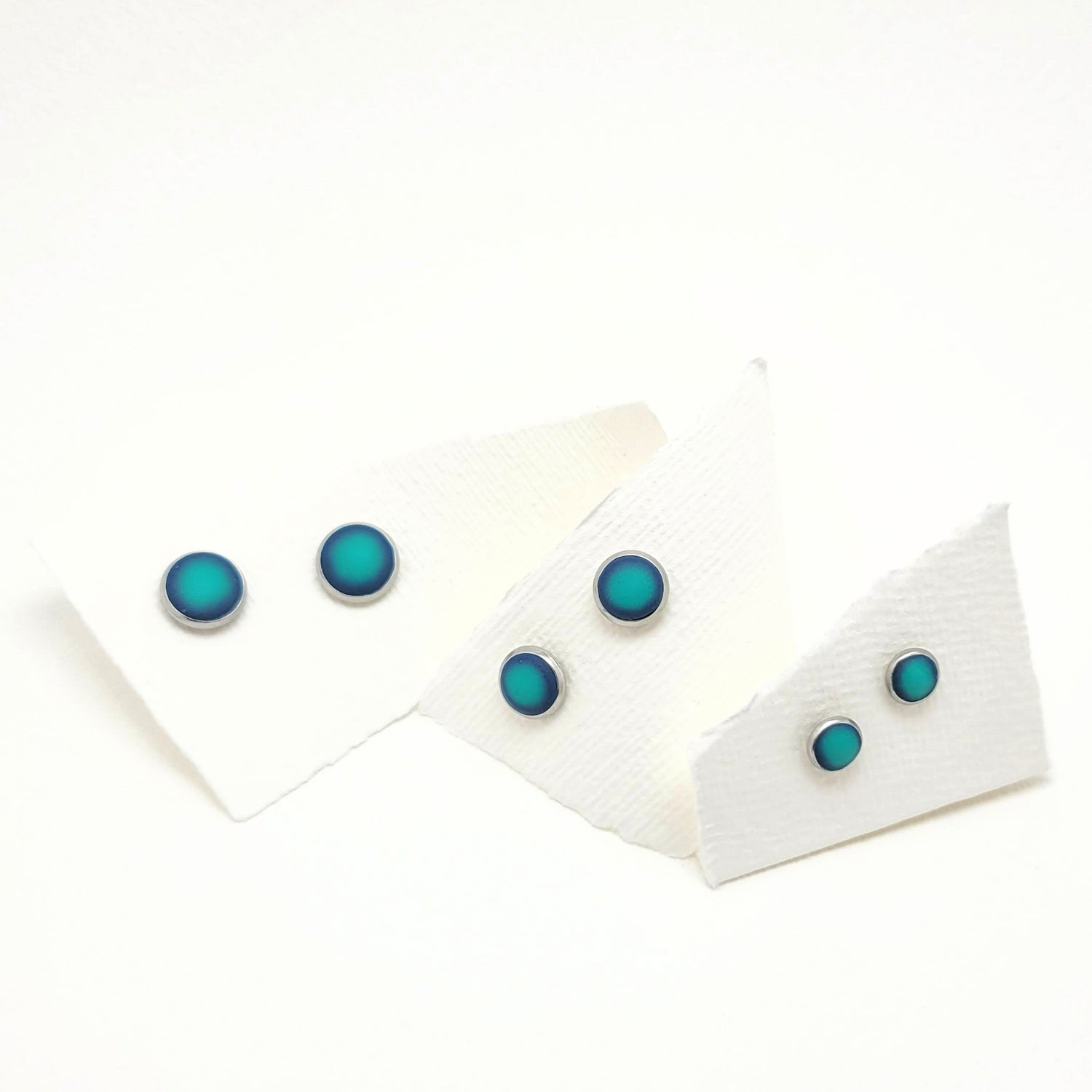 Cabochon Ohrstecker mit Fassung aus Edelstahl und Polymerton Inlay mit türkisem Farbverlauf, Earstuds, Cabochon earrings with stainless steel setting and polymer clay inlay with turquoise gradient