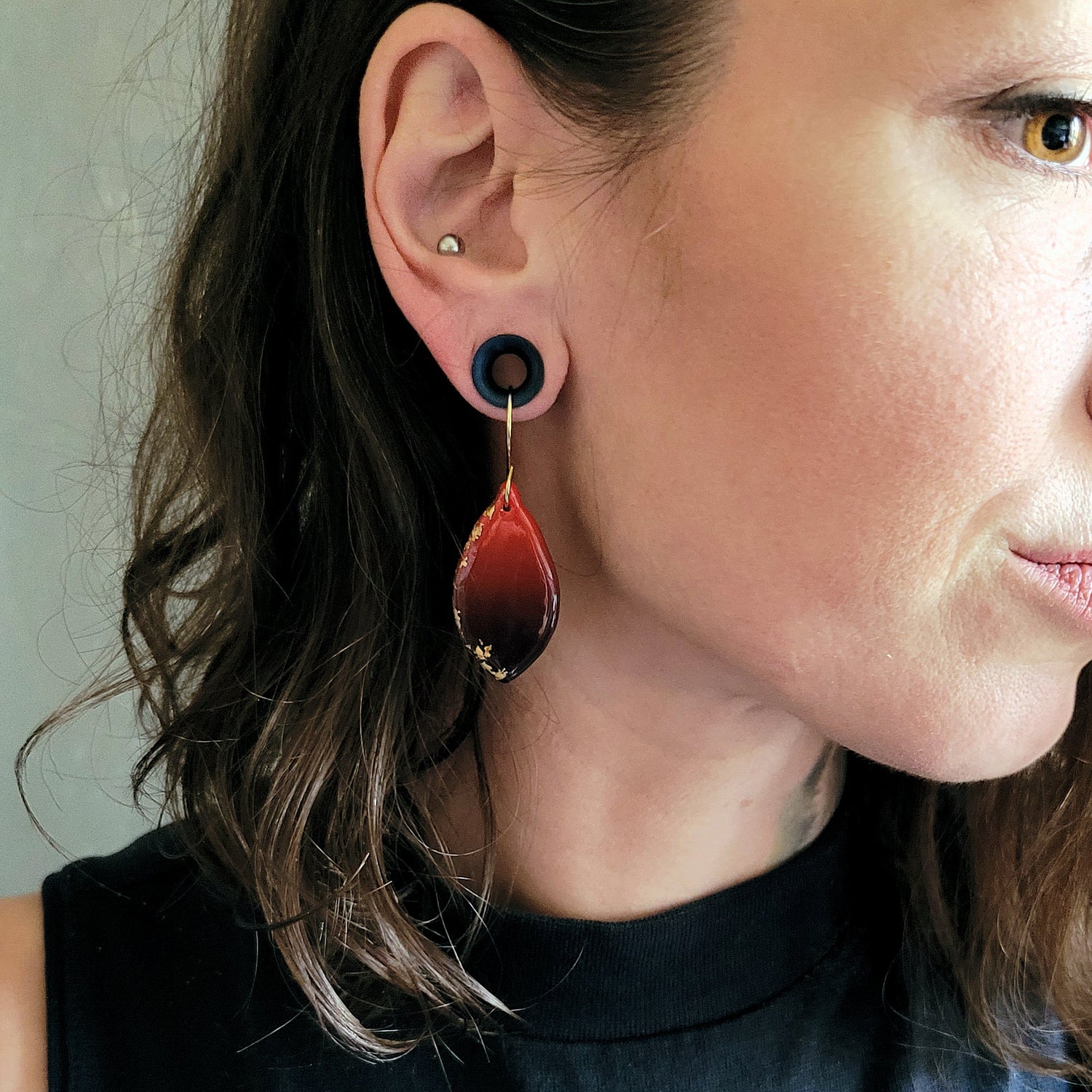 leichter Ohrhänger in spitzoval mit Farbverlauf von schwarz bis rot und echtem 23,6 Karat Blattgold veredelt, light earrings in pointed oval shape with color gradient from black to red and refined with real 23.6 carat gold leaf
