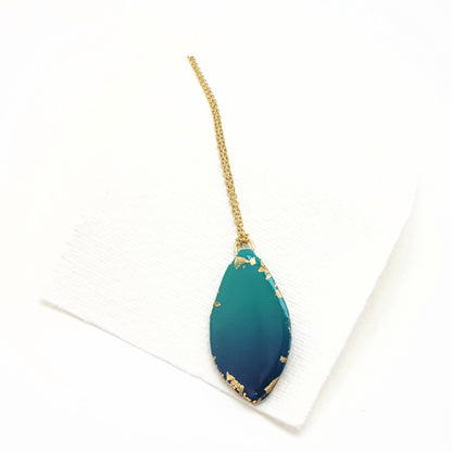 Goldene Kette mit Anhänger in Lagunefarben mit echtem Blattgold