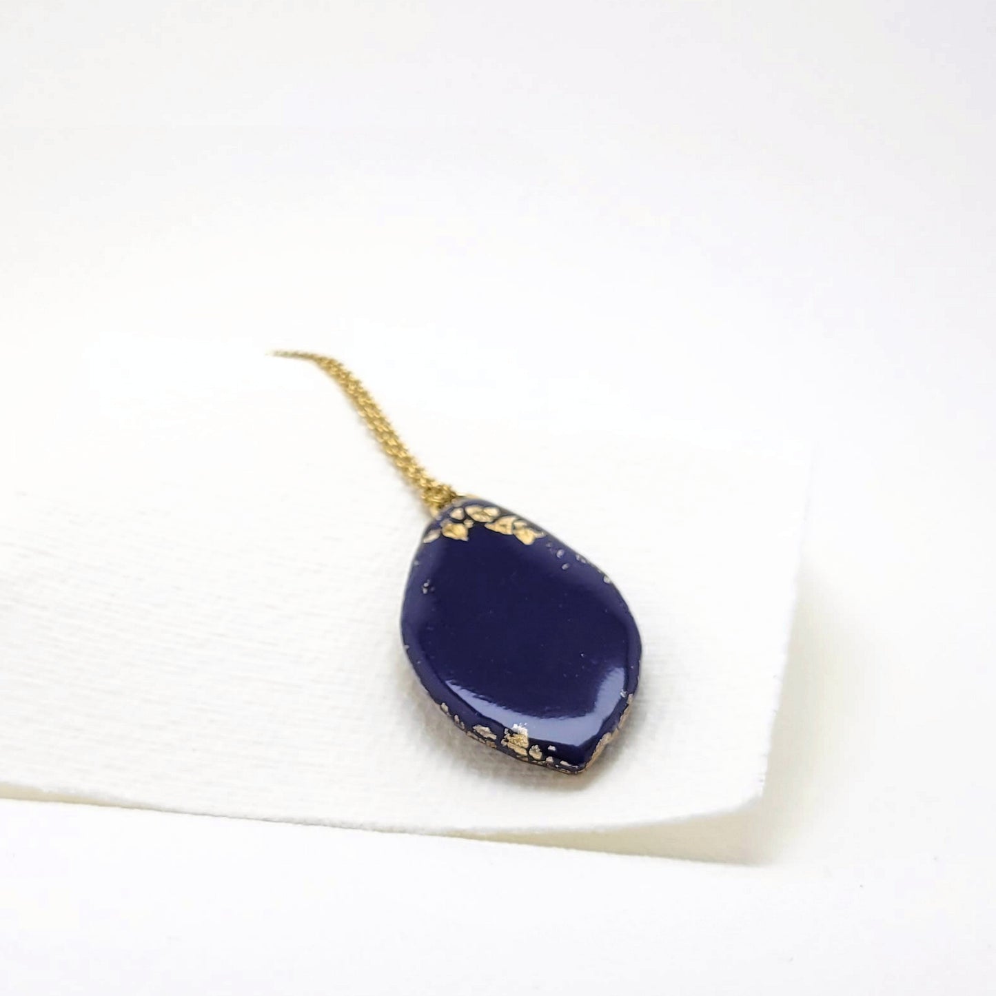 Anhänger mit echter Rostpatina und 23,6 Karat Blattgold an goldener Kette