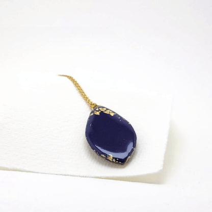 Anhänger mit echter Rostpatina und 23,6 Karat Blattgold an goldener Kette