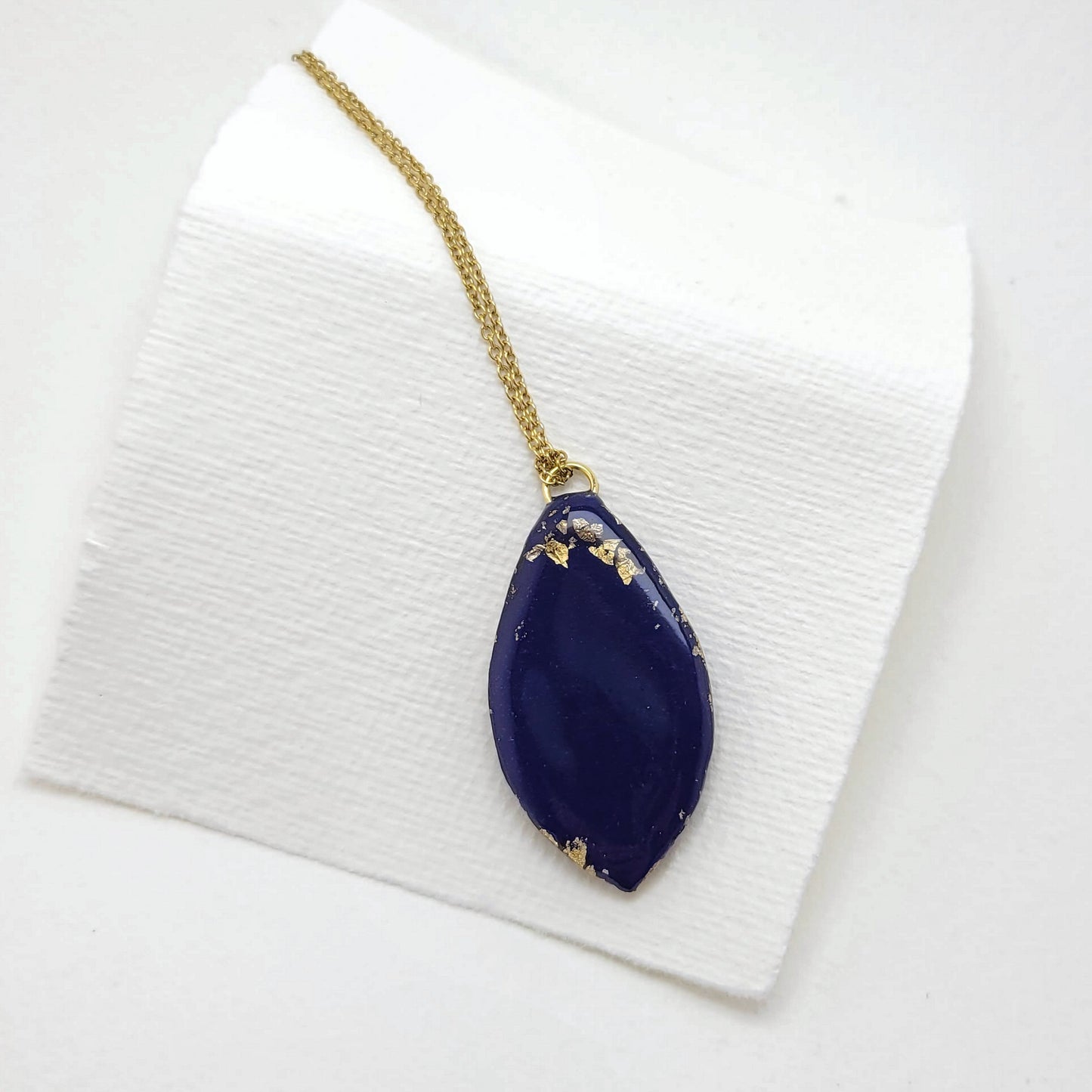 Anhänger mit echter Rostpatina und 23,6 Karat Blattgold an goldener Kette