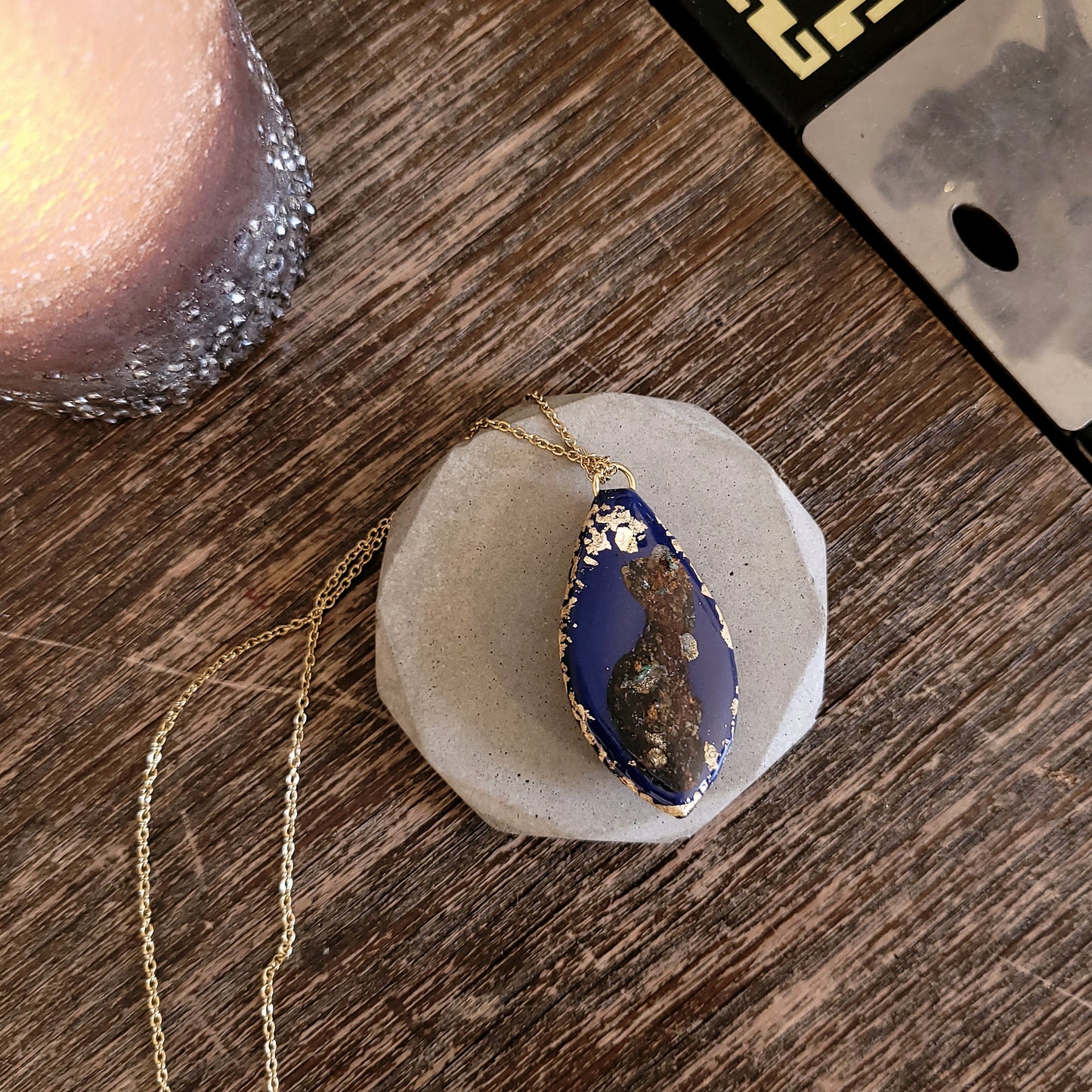Anhänger mit echter Rostpatina und 23,6 Karat Blattgold an goldener Kette