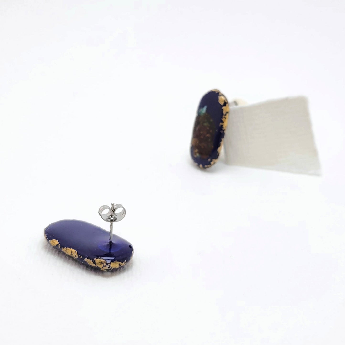 Squoval, Ohrstecker Marineblau mit 23,6 Karat Blattgold und echter Rostpatina
