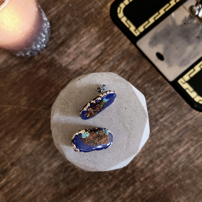 Squoval, Ohrstecker Marineblau mit 23,6 Karat Blattgold und echter Rostpatina