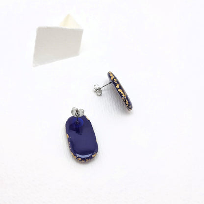 Squoval, Ohrstecker Marineblau mit 23,6 Karat Blattgold und echter Rostpatina