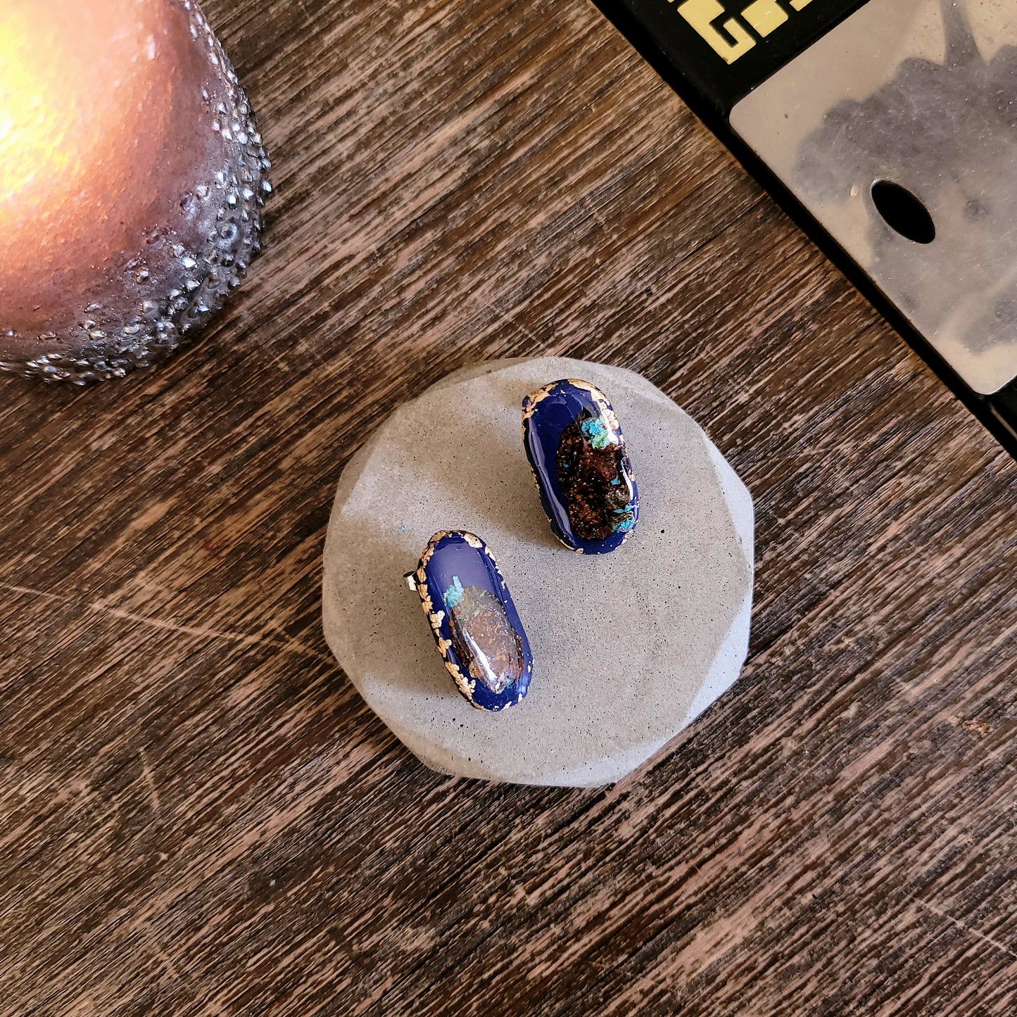 Squoval, Ohrstecker Marineblau mit 23,6 Karat Blattgold und echter Rostpatina