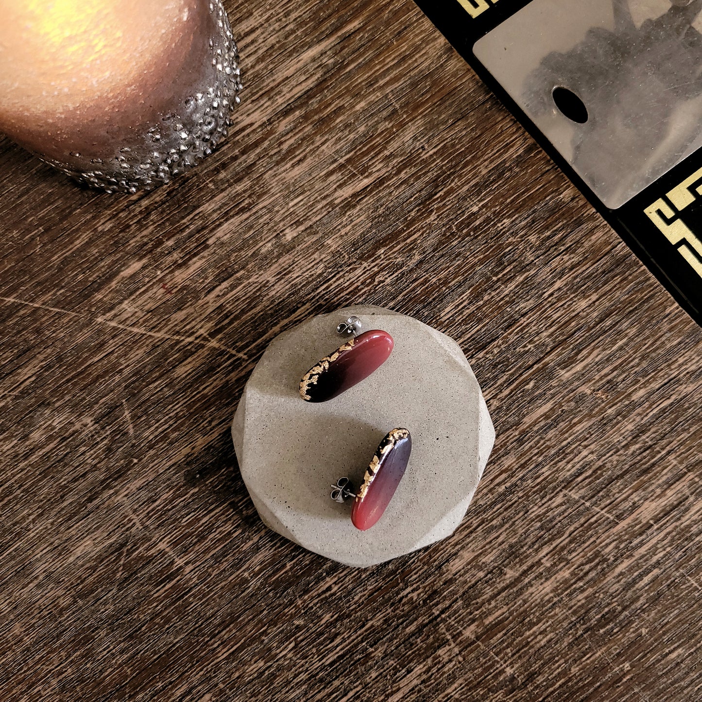 Squoval, Ohrstecker Schwarz bis Rot mit 23,6 Karat Blattgold