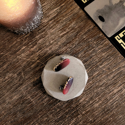 Squoval, Ohrstecker Schwarz bis Rot mit 23,6 Karat Blattgold