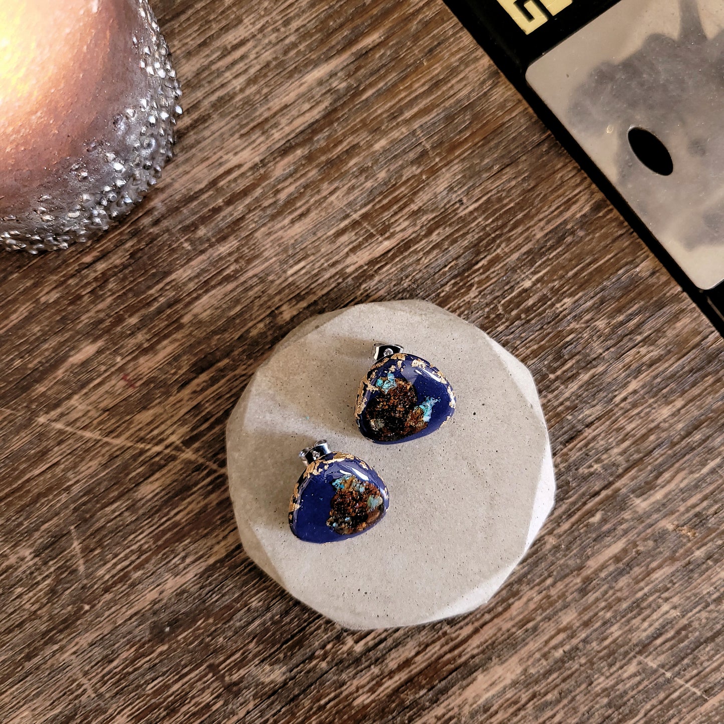 Dreieck M, Ohrstecker marineblau mit 23,6 Karat Blattgold und echter Rostpatina
