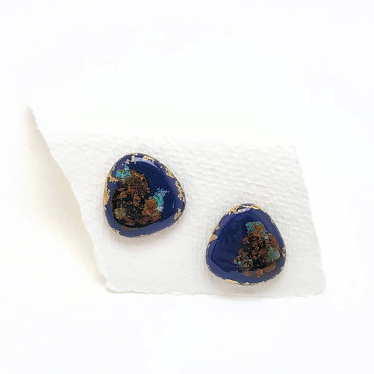 Dreieck M, Ohrstecker marineblau mit 23,6 Karat Blattgold und echter Rostpatina