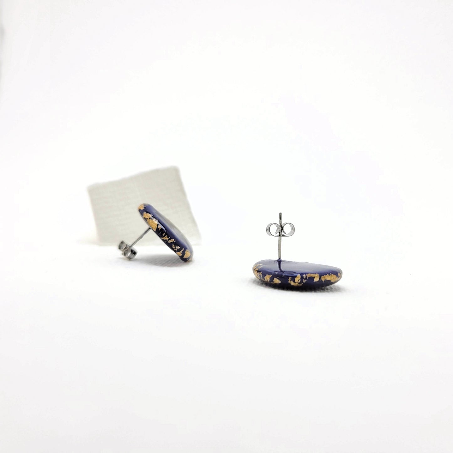 Dreieck M, Ohrstecker marineblau mit 23,6 Karat Blattgold und echter Rostpatina
