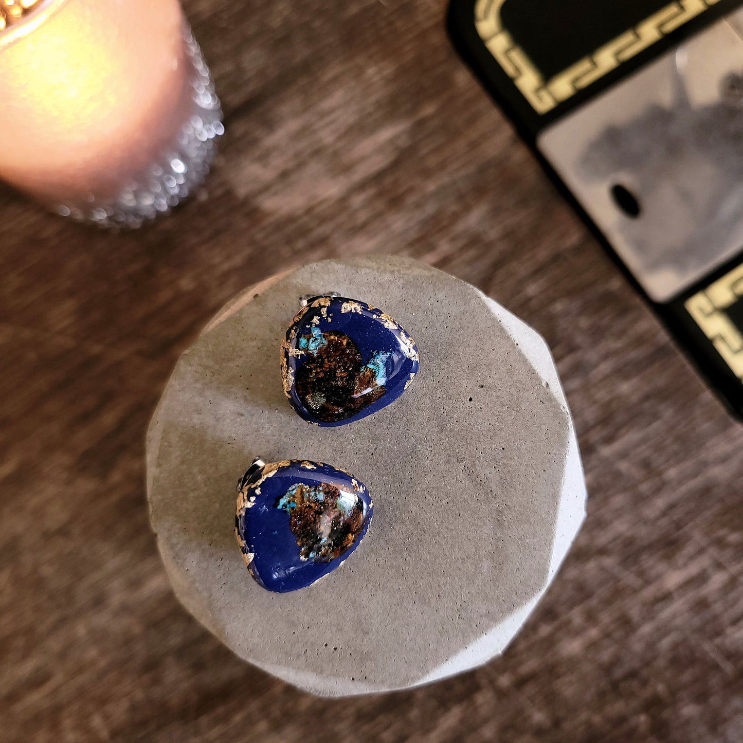 Dreieck M, Ohrstecker marineblau mit 23,6 Karat Blattgold und echter Rostpatina
